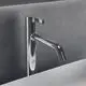 Chromene Waschtischarmatur von Ideal Standard mit einem länglichen Auslauf und einem Griff zur Wasserregelung, montiert auf einer modernen weißen Waschtischoberfläche.